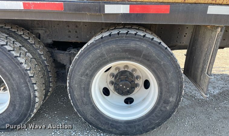 image for item LV9986 2005 Chevrolet  C8500 flatbed truck