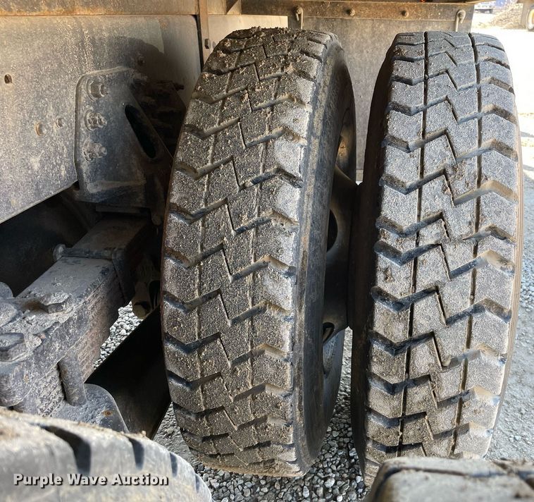 image for item LV9986 2005 Chevrolet  C8500 flatbed truck