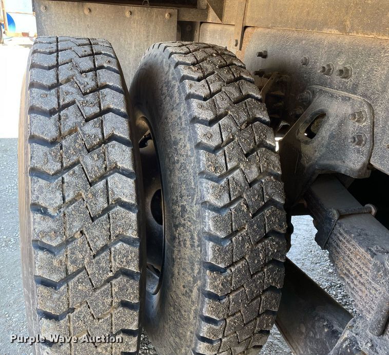 image for item LV9986 2005 Chevrolet  C8500 flatbed truck