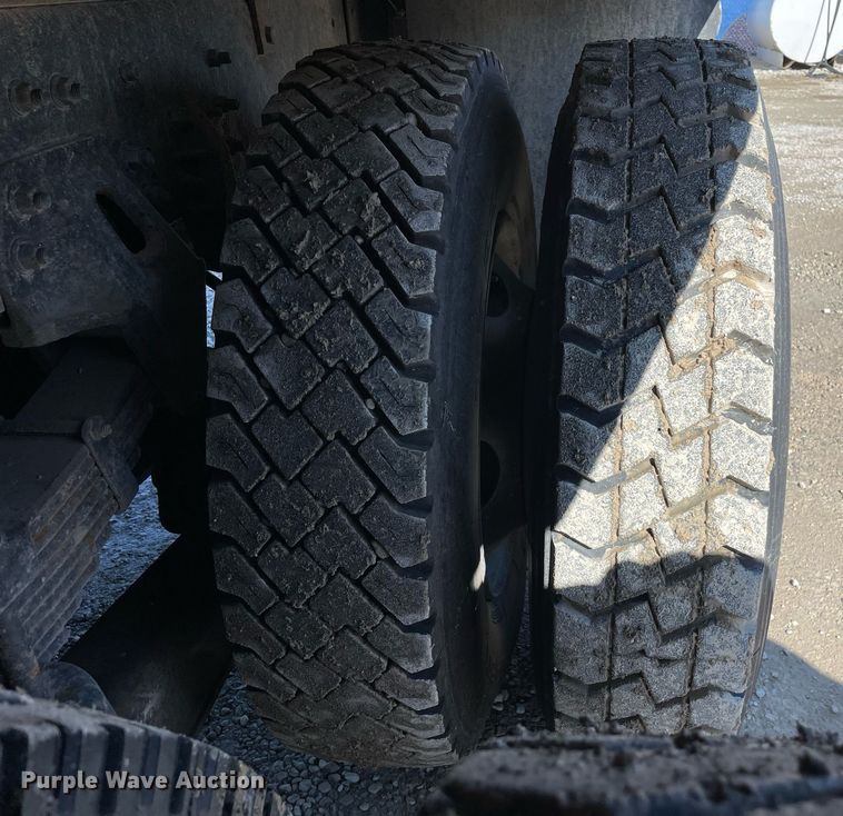 image for item LV9986 2005 Chevrolet  C8500 flatbed truck