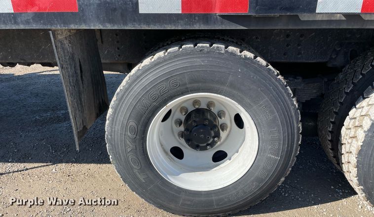 image for item LV9986 2005 Chevrolet  C8500 flatbed truck