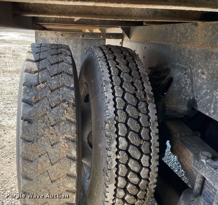 image for item LV9986 2005 Chevrolet  C8500 flatbed truck