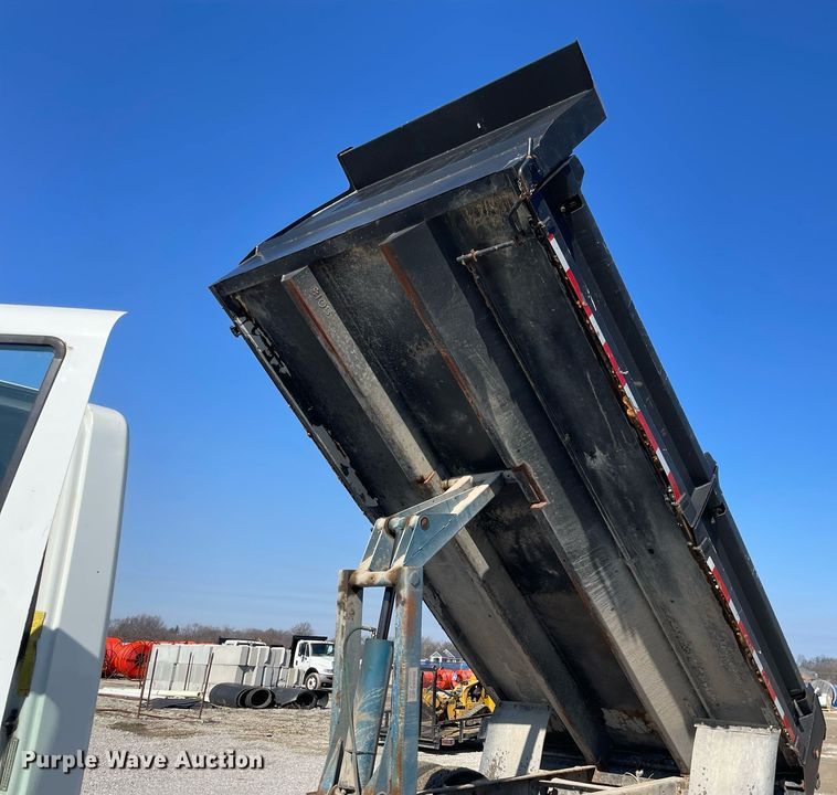 image for item LV9987 2004 International 4300 dump truck