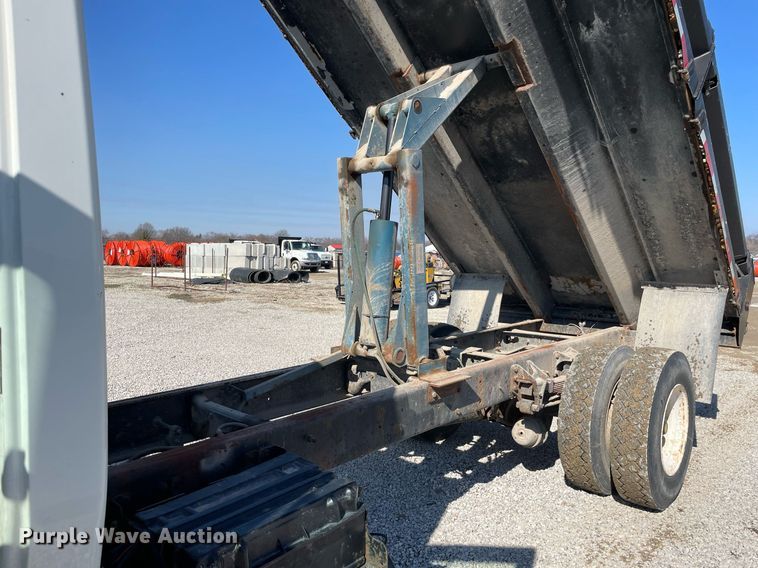image for item LV9987 2004 International 4300 dump truck