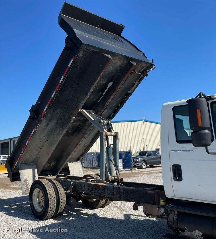 image for item LV9987 2004 International 4300 dump truck
