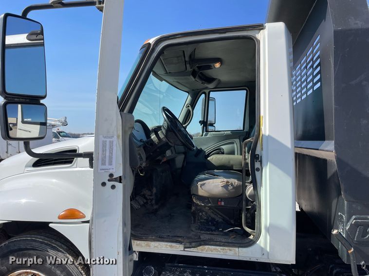 image for item LV9987 2004 International 4300 dump truck