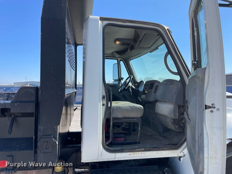 image for item LV9987 2004 International 4300 dump truck