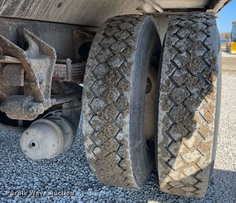 image for item LV9987 2004 International 4300 dump truck