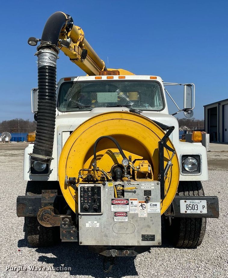 image for item LV9988 2000 International 2554 hydra vacuum truck
