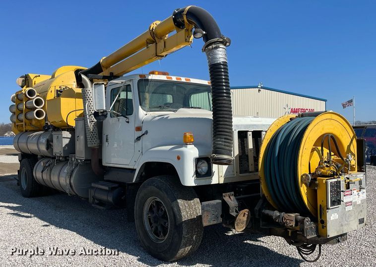 image for item LV9988 2000 International 2554 hydra vacuum truck
