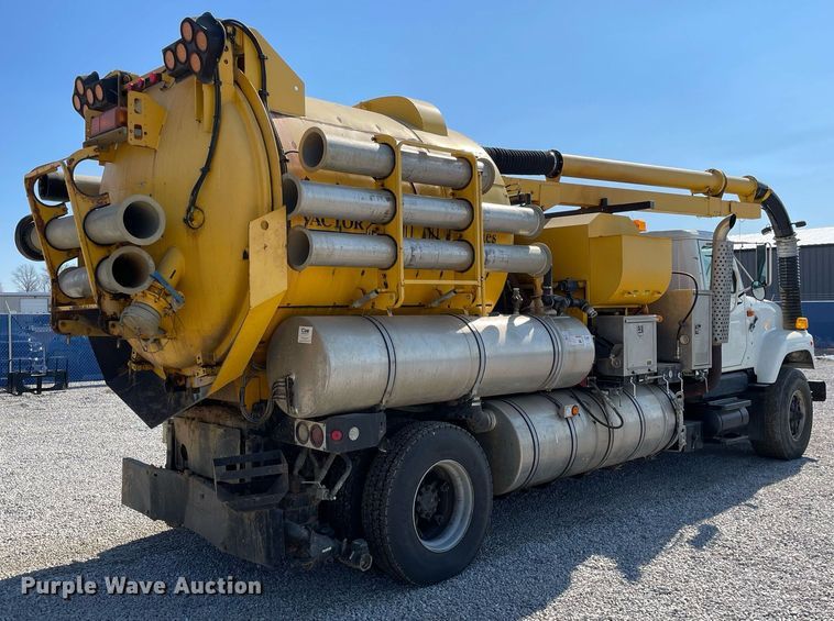 image for item LV9988 2000 International 2554 hydra vacuum truck