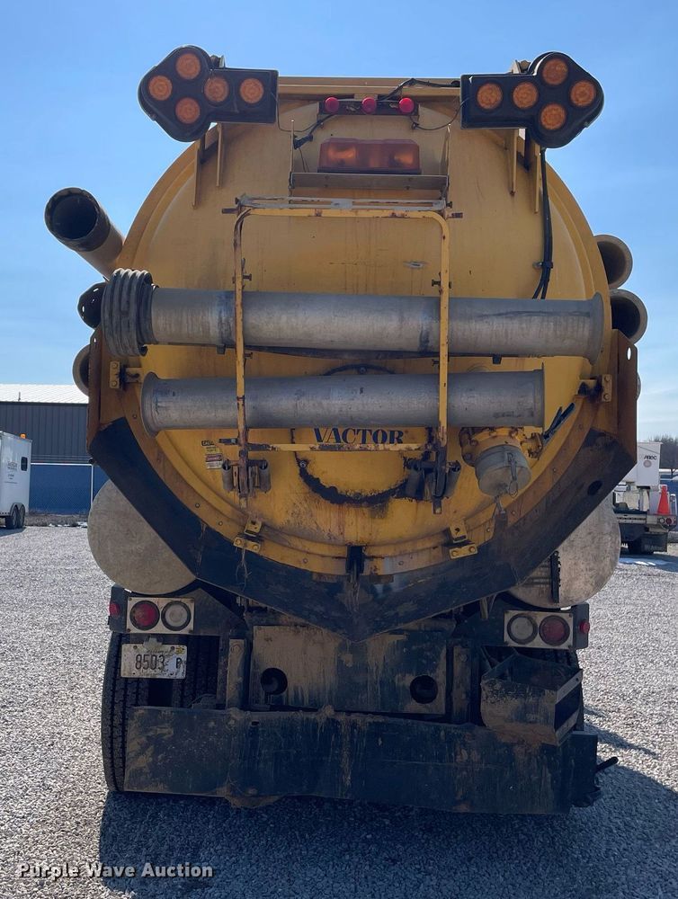 image for item LV9988 2000 International 2554 hydra vacuum truck