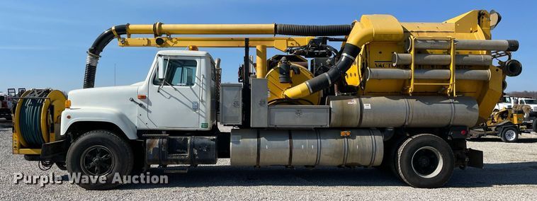 image for item LV9988 2000 International 2554 hydra vacuum truck