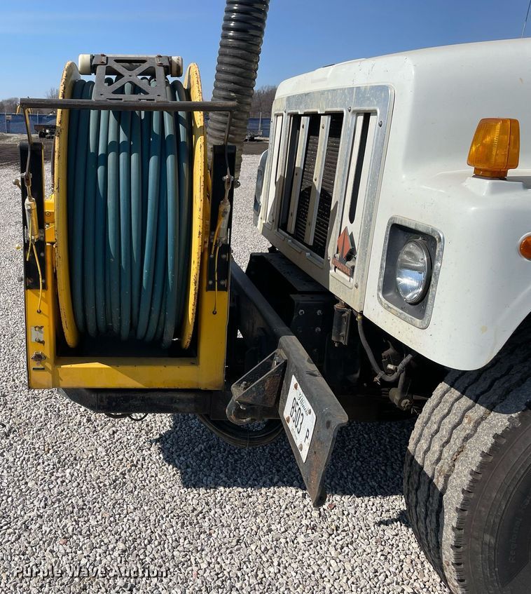 image for item LV9988 2000 International 2554 hydra vacuum truck