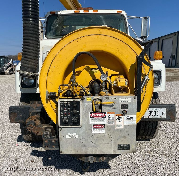 image for item LV9988 2000 International 2554 hydra vacuum truck