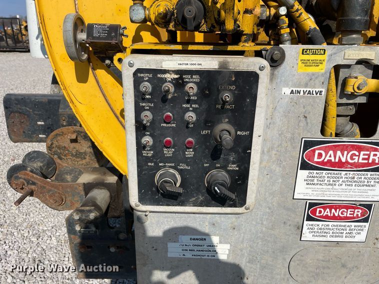 image for item LV9988 2000 International 2554 hydra vacuum truck