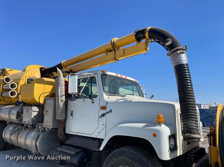 image for item LV9988 2000 International 2554 hydra vacuum truck