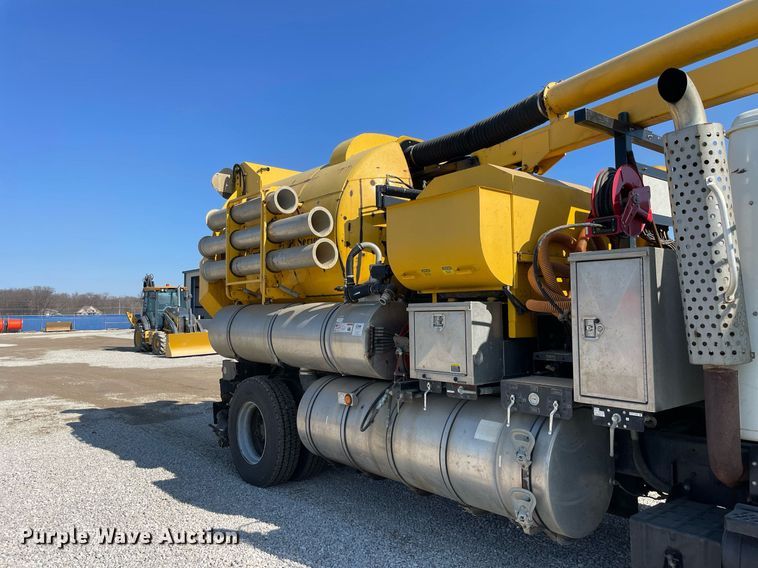 image for item LV9988 2000 International 2554 hydra vacuum truck