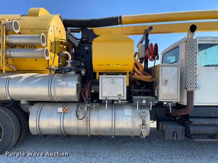 image for item LV9988 2000 International 2554 hydra vacuum truck