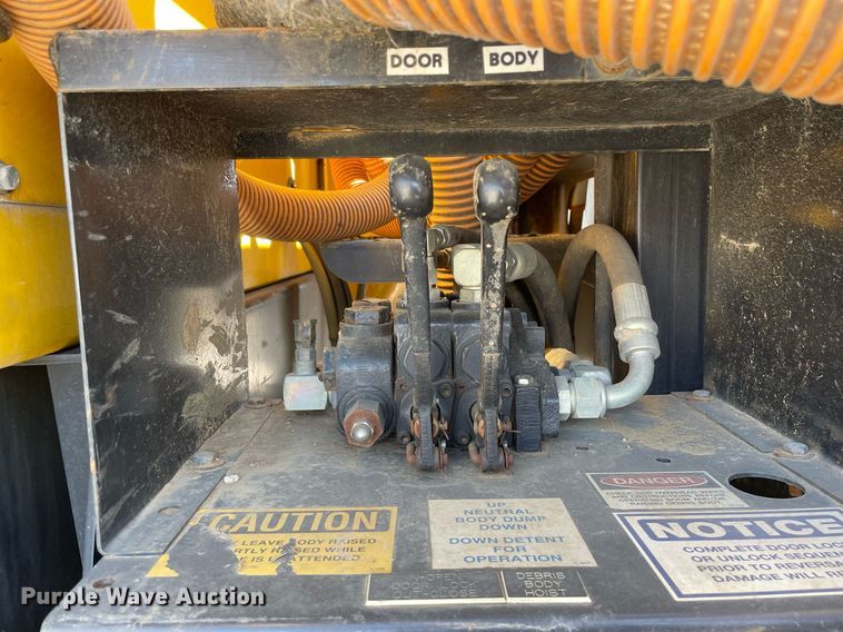 image for item LV9988 2000 International 2554 hydra vacuum truck