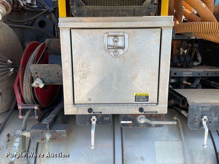 image for item LV9988 2000 International 2554 hydra vacuum truck