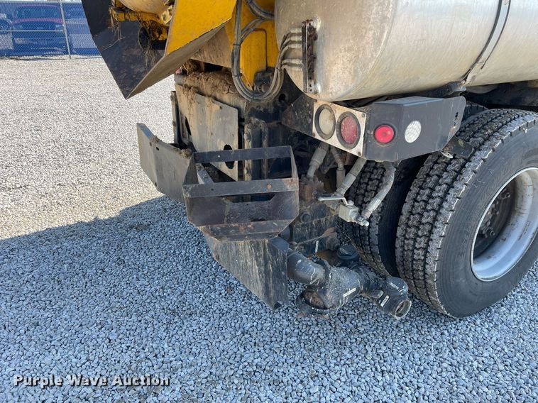 image for item LV9988 2000 International 2554 hydra vacuum truck