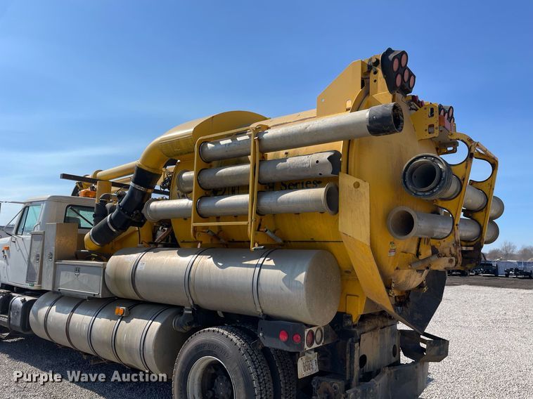 image for item LV9988 2000 International 2554 hydra vacuum truck