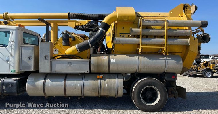 image for item LV9988 2000 International 2554 hydra vacuum truck