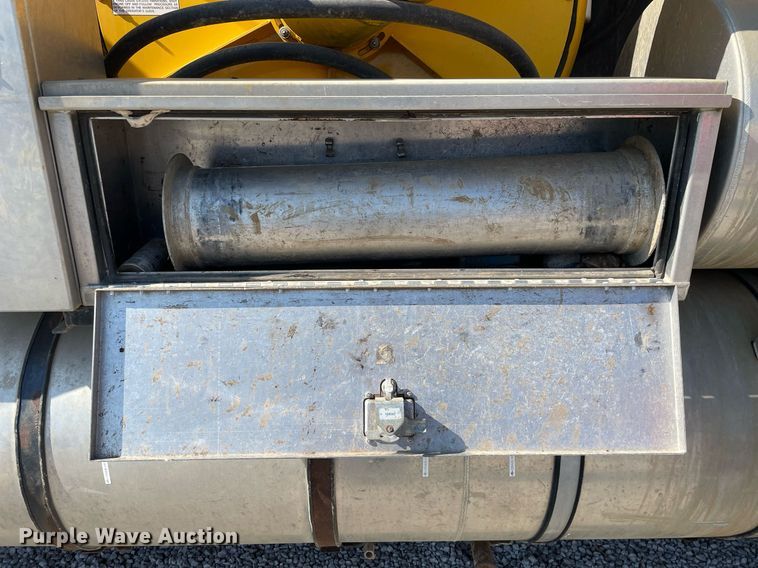 image for item LV9988 2000 International 2554 hydra vacuum truck