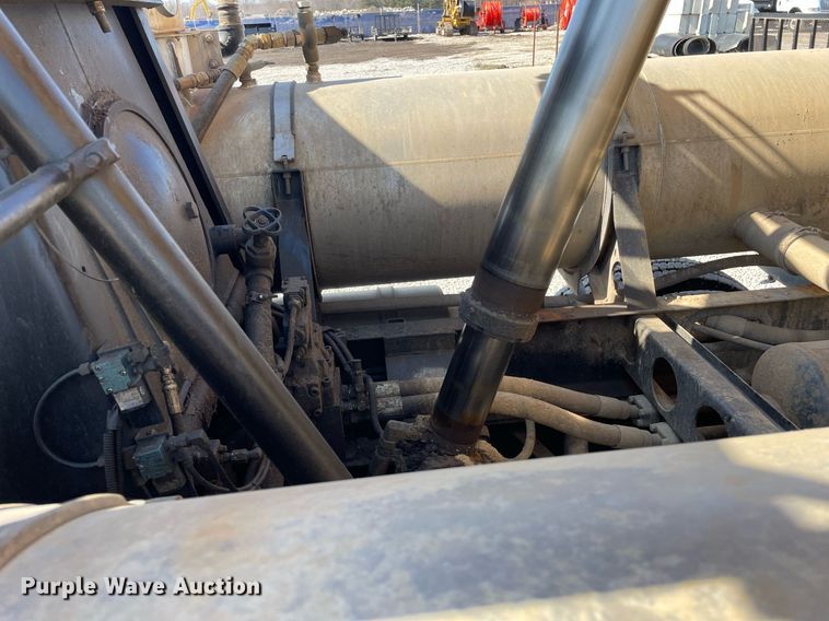 image for item LV9988 2000 International 2554 hydra vacuum truck