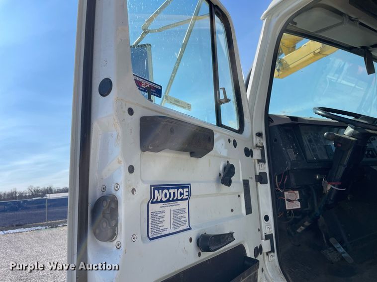 image for item LV9988 2000 International 2554 hydra vacuum truck