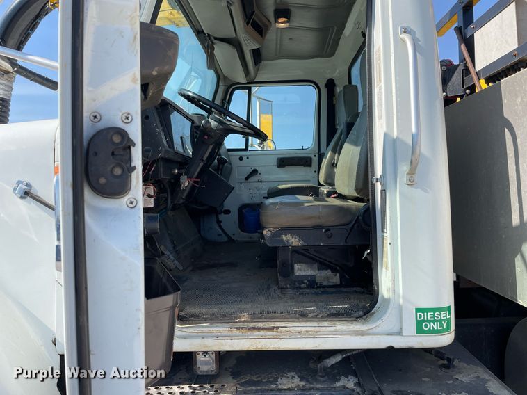 image for item LV9988 2000 International 2554 hydra vacuum truck