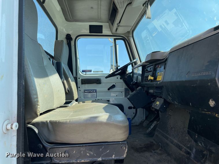 image for item LV9988 2000 International 2554 hydra vacuum truck