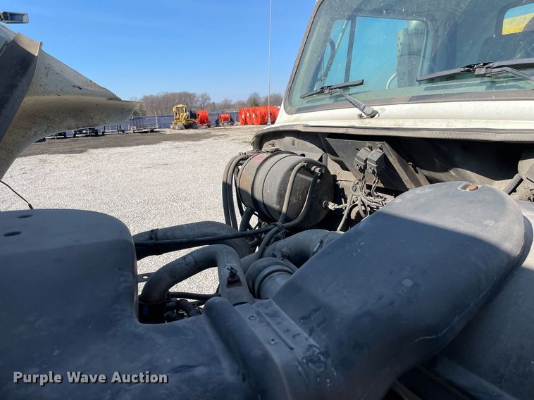 image for item LV9988 2000 International 2554 hydra vacuum truck