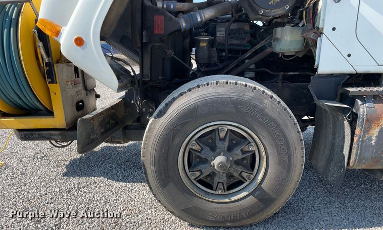 image for item LV9988 2000 International 2554 hydra vacuum truck