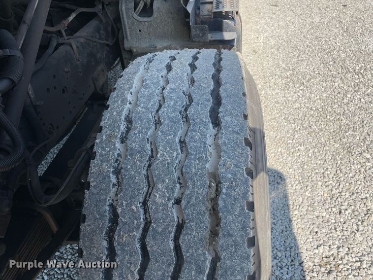 image for item LV9988 2000 International 2554 hydra vacuum truck