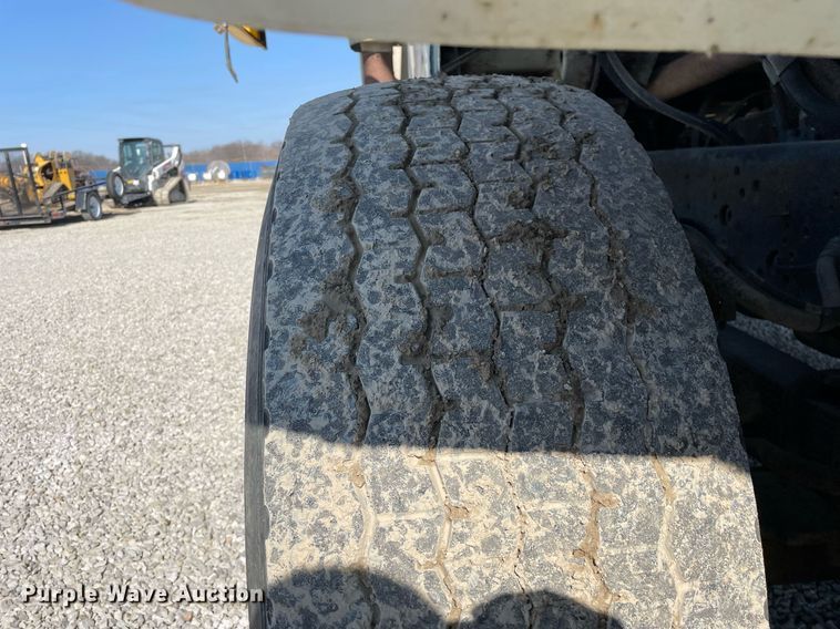 image for item LV9988 2000 International 2554 hydra vacuum truck