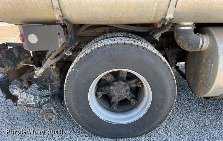 image for item LV9988 2000 International 2554 hydra vacuum truck