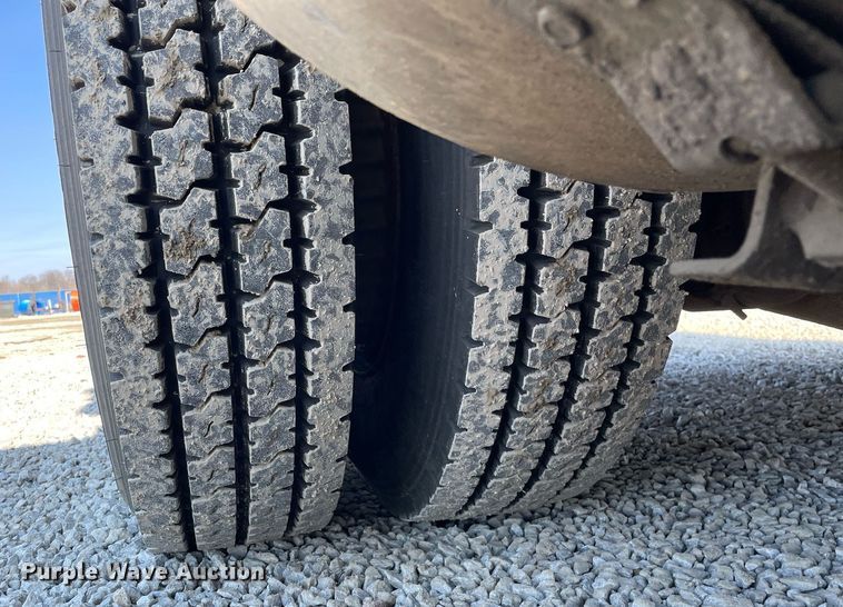 image for item LV9988 2000 International 2554 hydra vacuum truck