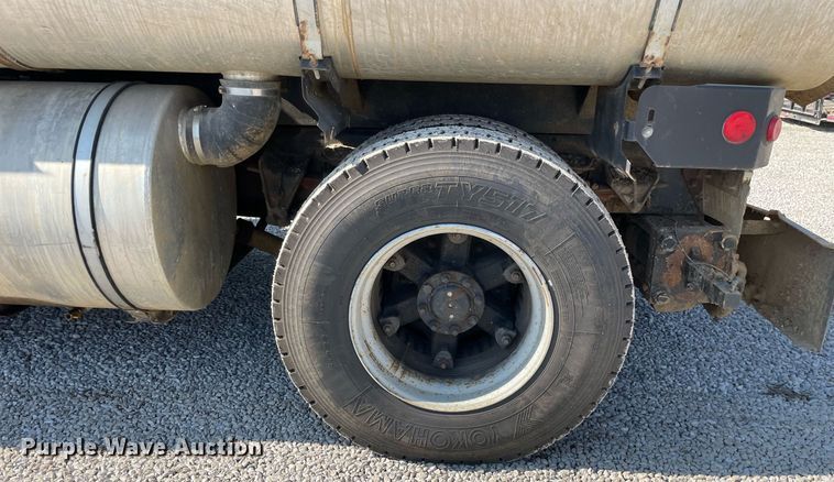 image for item LV9988 2000 International 2554 hydra vacuum truck