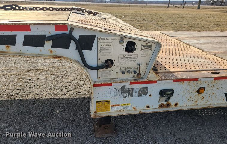 image for item MQ9610 2006 Landoll 930B drop deck equipment trailer