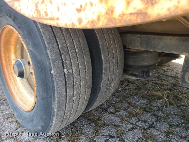 image for item MQ9610 2006 Landoll 930B drop deck equipment trailer