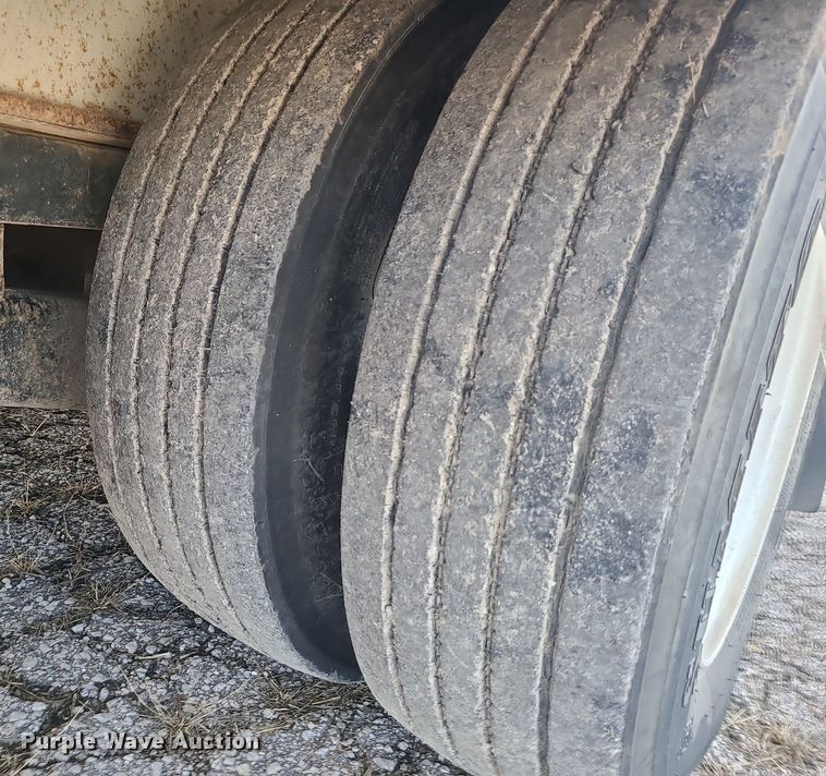 image for item MQ9610 2006 Landoll 930B drop deck equipment trailer