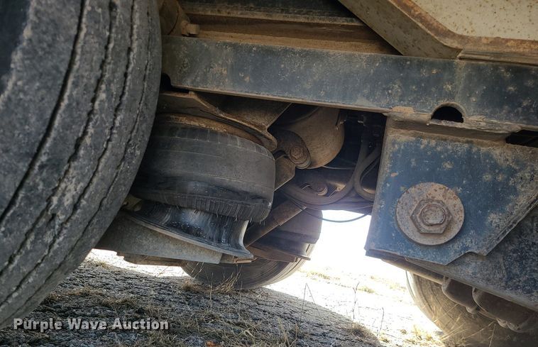 image for item MQ9610 2006 Landoll 930B drop deck equipment trailer