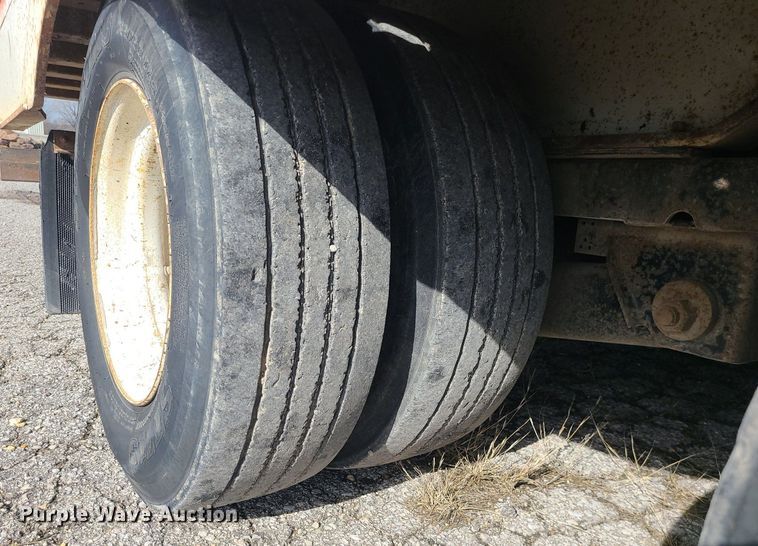 image for item MQ9610 2006 Landoll 930B drop deck equipment trailer