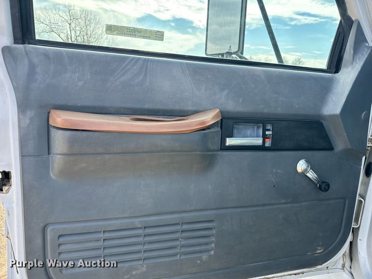 image for item NF9322 1997 GMC C6500 hook lift truck