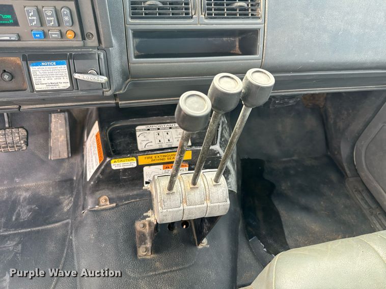 image for item NF9322 1997 GMC C6500 hook lift truck