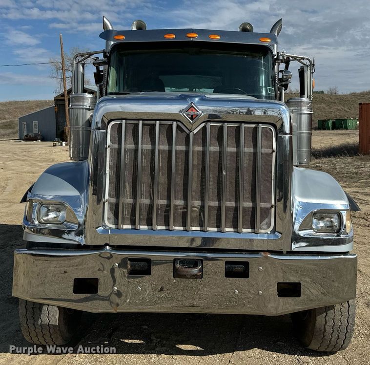 image for item NF9323 2011 International  Paystar roll-off container truck