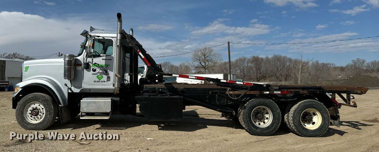 image for item NF9323 2011 International  Paystar roll-off container truck