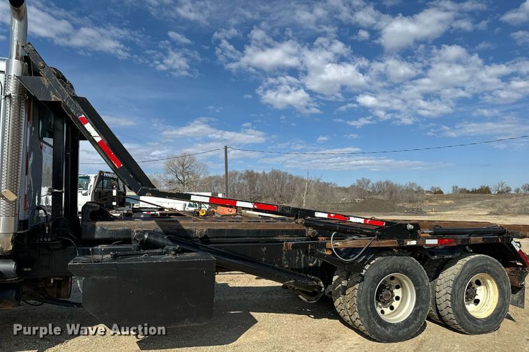 image for item NF9323 2011 International  Paystar roll-off container truck